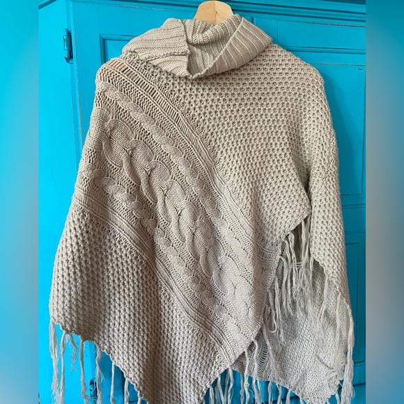 Cozy Sweater Poncho Fringe Fall Style Jacket Good Pre-Loved Condition Leisure - Picture 7 of 8